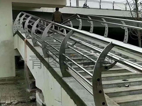 不锈钢桥梁立柱